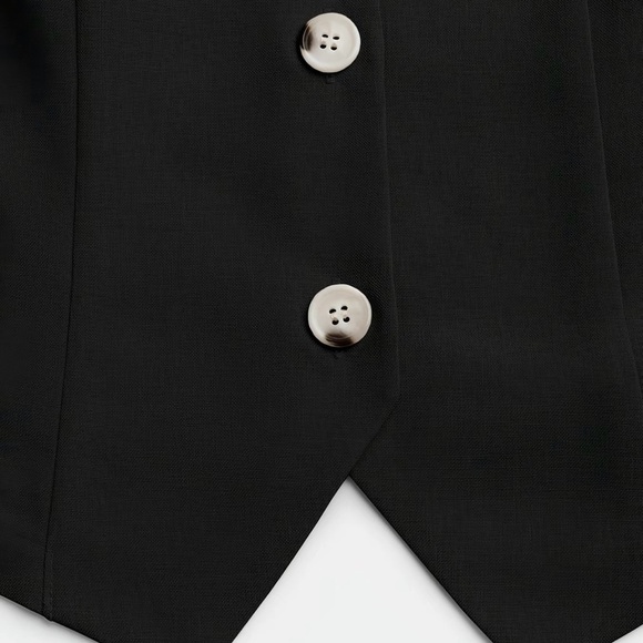 Chic Black Sleeveless Romper with V-Neckline - Picture 5 of 6